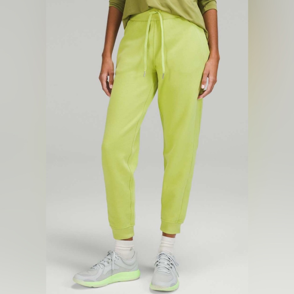 Lululemon Scuba High-Rise Jogger - Size 6 Wasabi